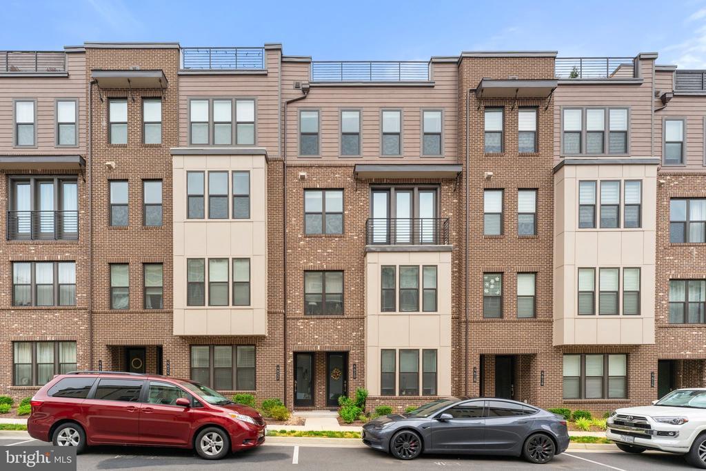 4622 Quinns Ml Wy in Chantilly, VA - Building Photo