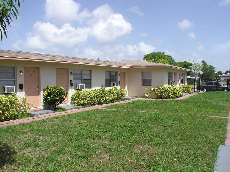 York Apartments in Hollywood, FL - Building Photo