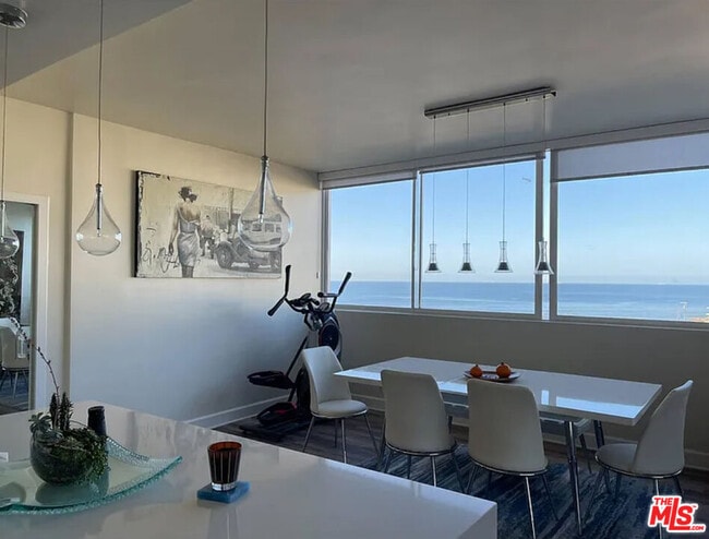 17352 Sunset Blvd in Los Angeles, CA - Building Photo - Building Photo