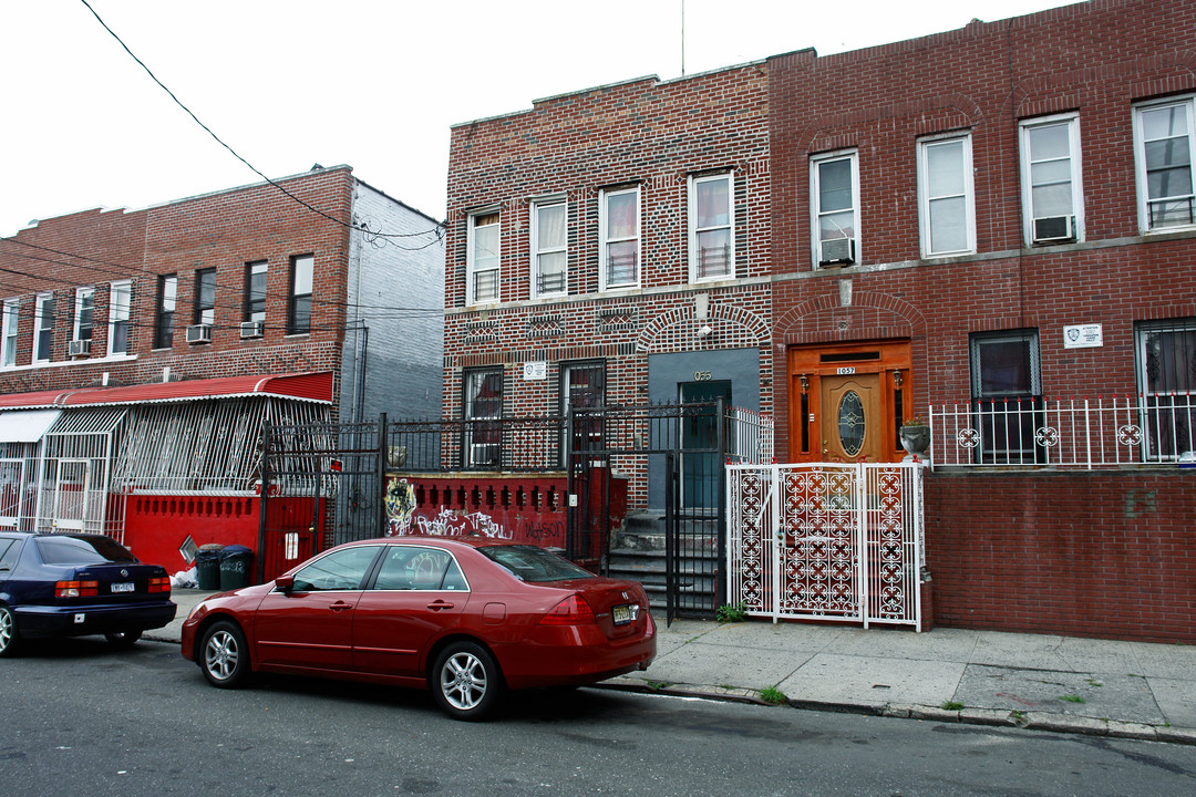 1055 Manor Ave in Bronx, NY - Building Photo