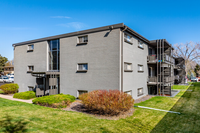 Cedar West Apartments in Lakewood, CO - Foto de edificio - Building Photo