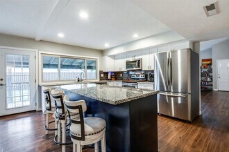 1527 W Spring Creek Pkwy in Plano, TX - Foto de edificio - Building Photo