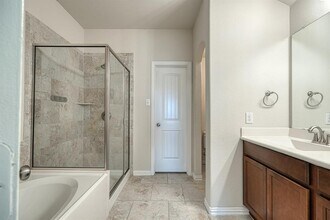 1502 Star Meadow in Kyle, TX - Foto de edificio - Building Photo