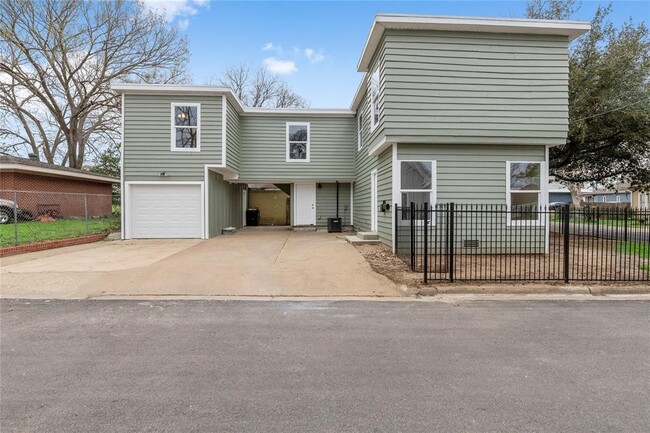 702 E Main St in Brenham, TX - Building Photo - Building Photo