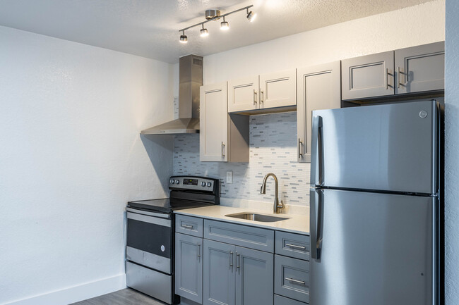 Key Bay Apartments in Fort Lauderdale, FL - Building Photo - Interior Photo
