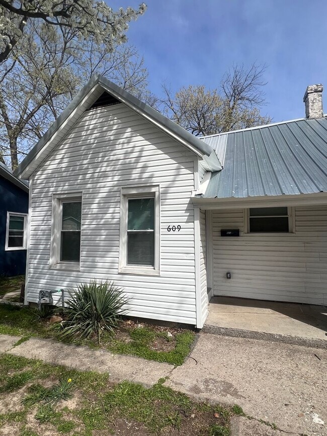 property at 832 S Moffet Ave