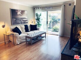 8163 Redlands St in Los Angeles, CA - Building Photo