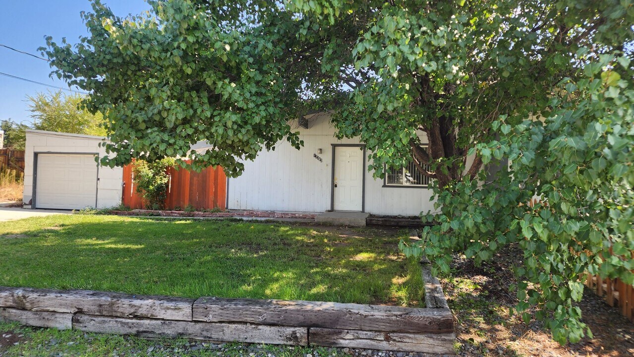 13362 Mt Hood St in Reno, NV - Building Photo