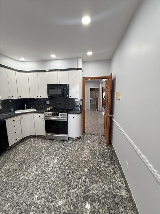 66-18 75th St-Unit -1ST FLOOR in Queens, NY - Building Photo