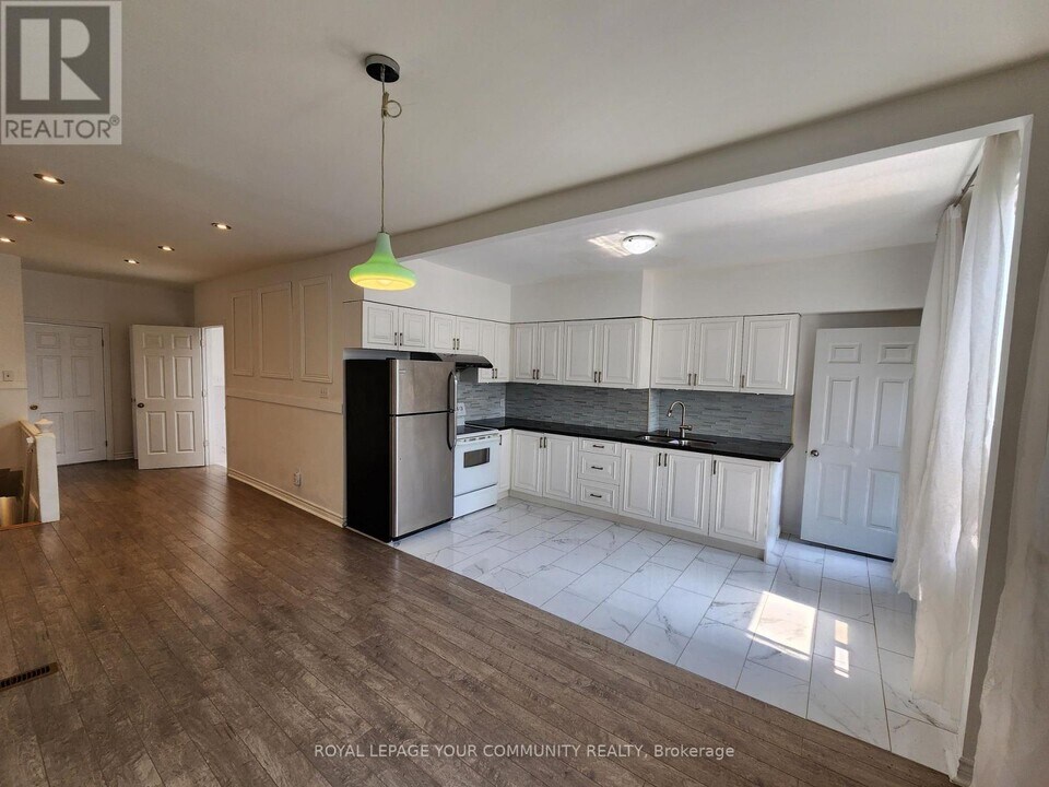 1075 Gerrard St E in Toronto, ON - Building Photo