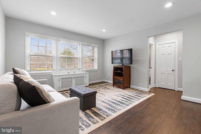 1804 W Abingdon Dr in Alexandria, VA - Foto de edificio - Building Photo