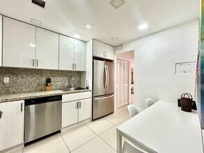 9500 W Bay Harbor Dr in Bay Harbor Islands, FL - Building Photo - Building Photo