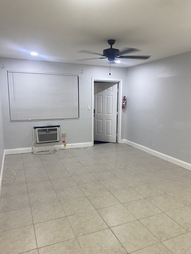 7631 Venetian St, Unit A in Miramar, FL - Building Photo - Building Photo