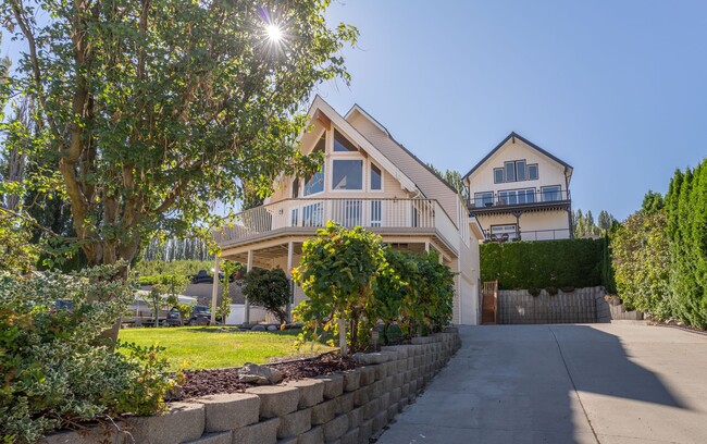 property at 432 Lakeview Dr