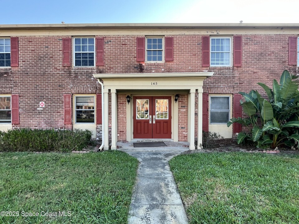 145 E Colonial Ct in Melbourne, FL - Building Photo