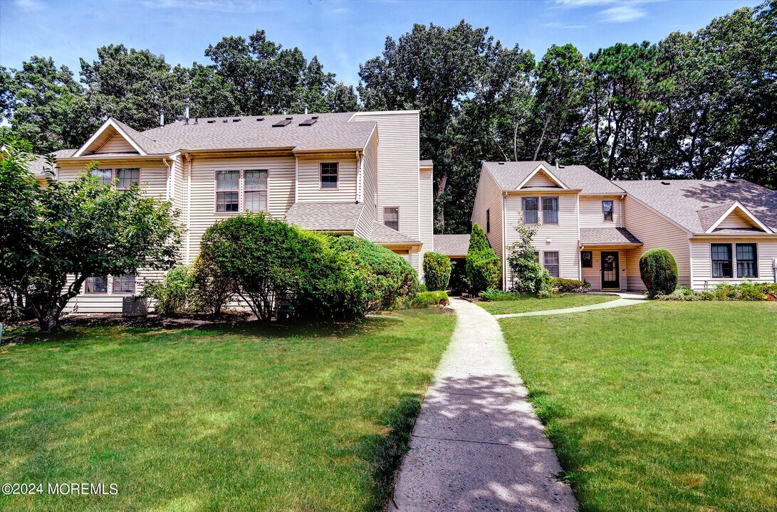 116 Azalea Cir in Jackson Township, NJ - Building Photo
