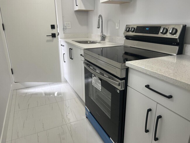 166XX-1618A 18A Ave in Surrey, BC - Building Photo - Building Photo