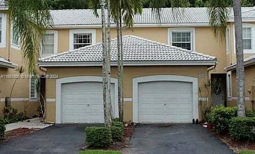 2038 Madeira Dr in Weston, FL - Building Photo