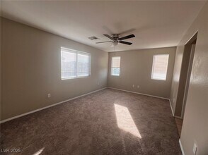5760 Rose Tiara Dr in Las Vegas, NV - Building Photo - Building Photo
