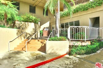 2222 Beachwood Dr in Los Angeles, CA - Building Photo - Building Photo