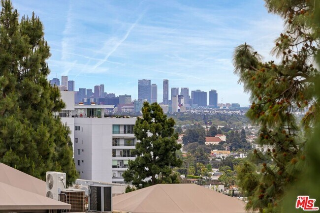 8755 Shoreham Dr in West Hollywood, CA - Building Photo - Building Photo