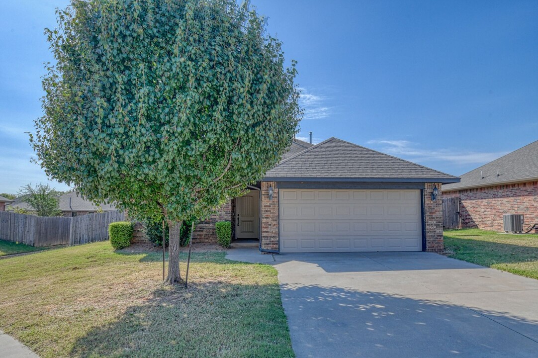 11108 SW 38th Cir in Mustang, OK - Building Photo