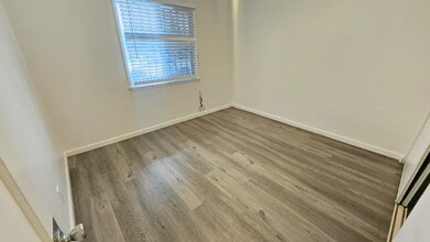 1120 E Fairview Blvd in Inglewood, CA - Foto de edificio - Building Photo