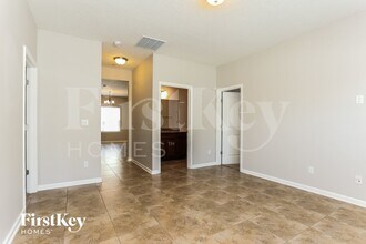 1254 Royal Dornoch Drive in Jacksonville, FL - Foto de edificio - Building Photo