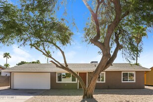 18205 North 25th Pl in Phoenix, AZ - Building Photo