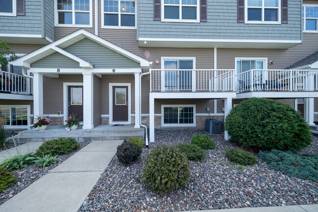 1988 Commonwealth Blvd in Chanhassen, MN - Building Photo - Building Photo