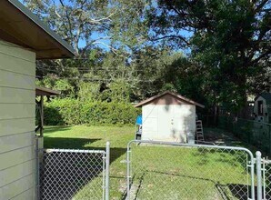 2002 NE 15th Ter in Gainesville, FL - Building Photo - Building Photo