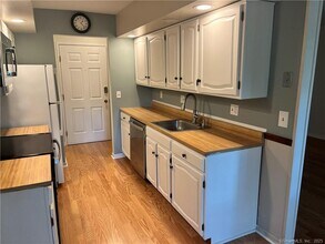 23 Canterbury Ct in Brookfield, CT - Building Photo - Building Photo