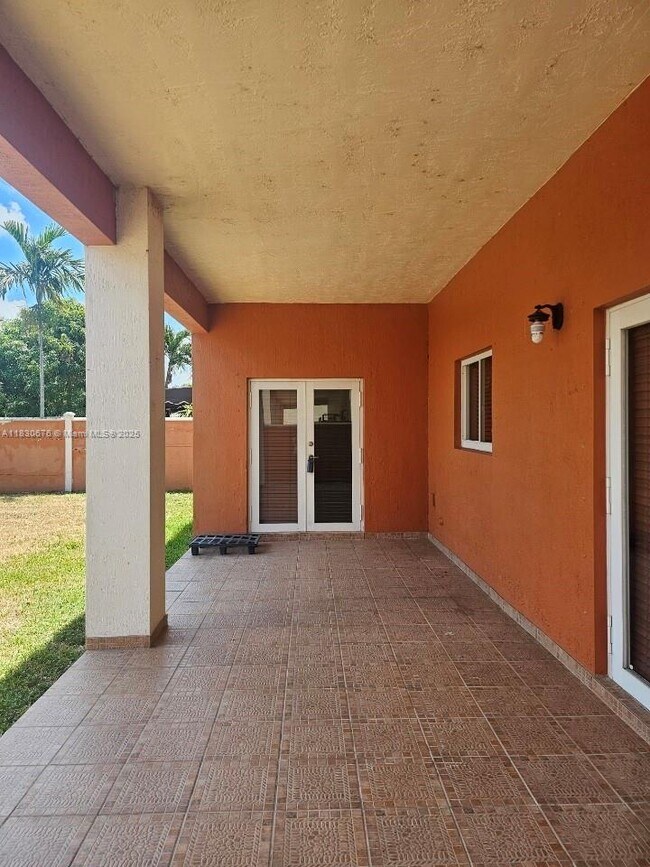 16600 SW 45th St in Miami, FL - Building Photo - Building Photo