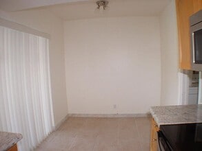 590 NE Wavecrest Way in Boca Raton, FL - Building Photo - Building Photo