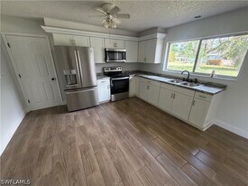 937 SW 52nd St in Cape Coral, FL - Building Photo
