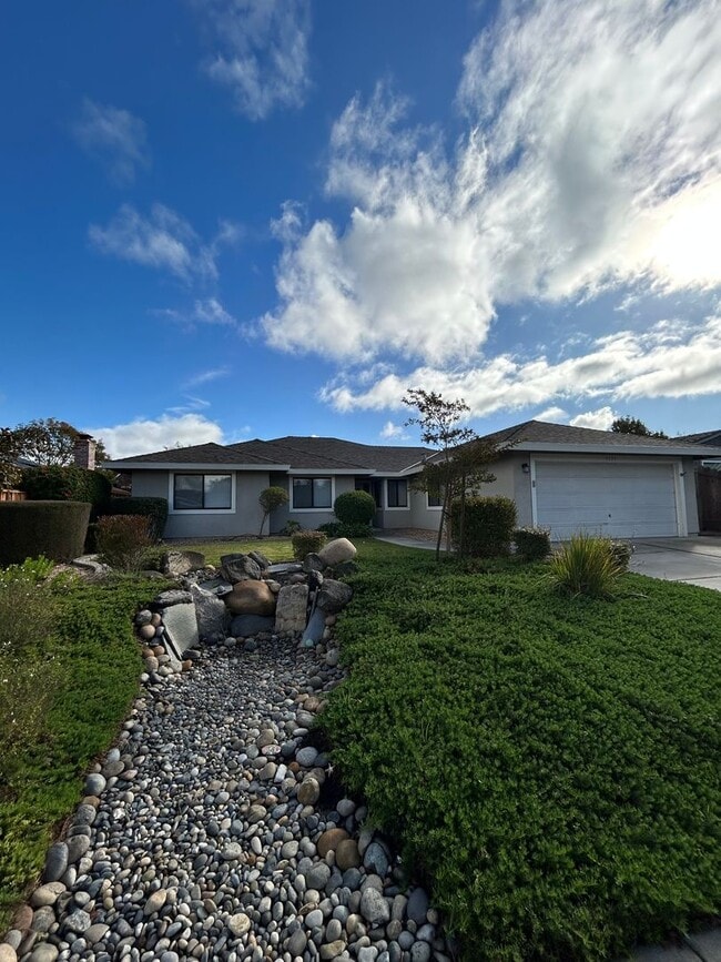 1131 Nez Perce Dr in Hollister, CA - Building Photo - Building Photo