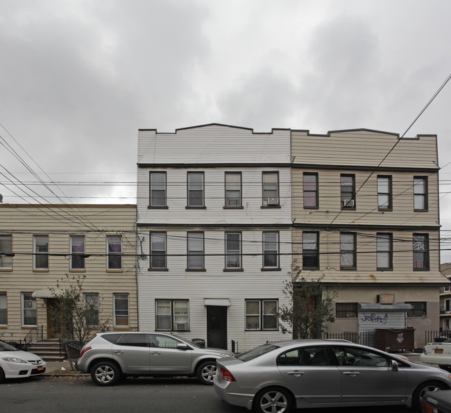 504 Woodward Ave in Ridgewood, NY - Building Photo - Building Photo