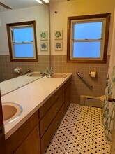 610 Pawling Ave, Unit Floor 1 in Troy, NY - Building Photo - Building Photo