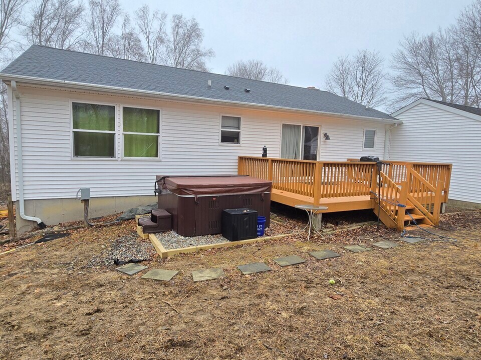 24 Hickory St in Plymouth, CT - Building Photo