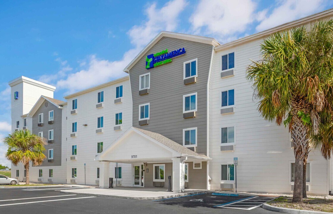 Furnished Studio-Fort Myers - Northeast in Ft. Myers, FL - Foto de edificio