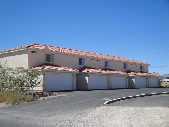 1250 Bourbon St in Pahrump, NV - Foto de edificio - Building Photo