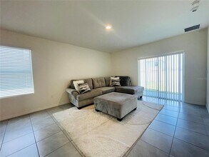 17043 Oval Rum Dr in Wimauma, FL - Building Photo - Building Photo