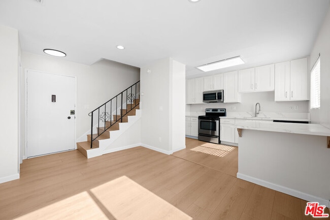 1206 S Holt Ave in Los Angeles, CA - Building Photo - Building Photo