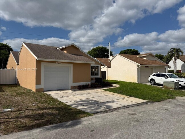 920 SW 111th Ave in Pembroke Pines, FL - Building Photo - Building Photo