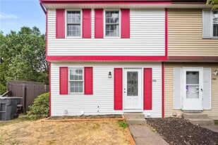 222 Parkwood Dr in Cranberry Township, PA - Building Photo