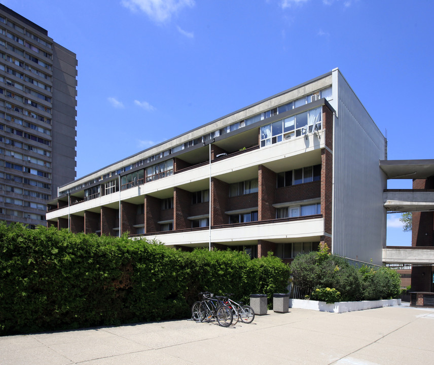 120 Sunny Glenway in Toronto, ON - Building Photo