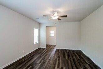 902 Main St in Hutto, TX - Foto de edificio - Building Photo