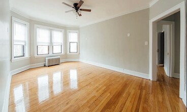2348 W Addison St in Chicago, IL - Building Photo - Building Photo