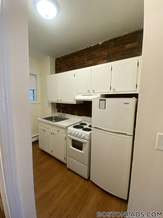 58 S Huntington Ave in Boston, MA - Building Photo