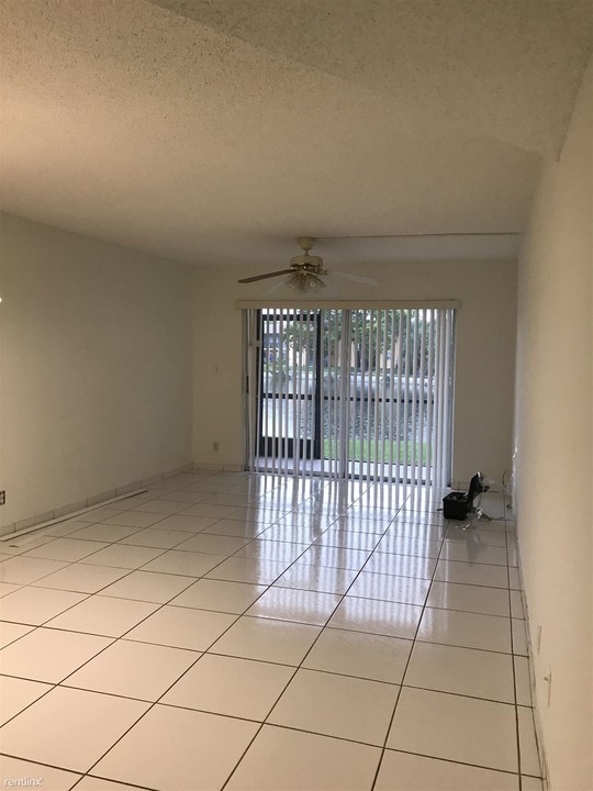7801 S Colony Cir-Unit -Apt 107 in Tamarac, FL - Building Photo